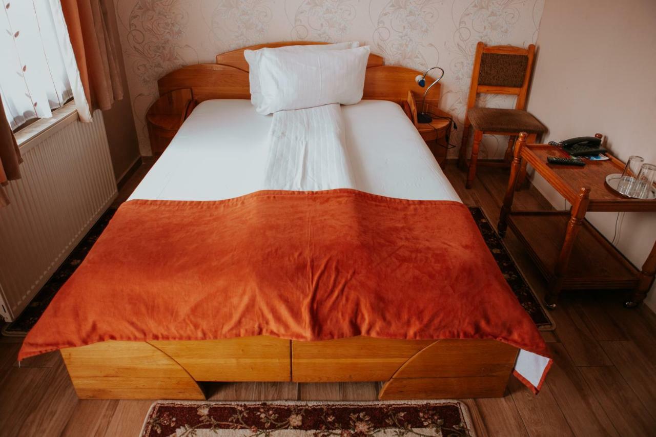 Hotel-Restaurant Milenium Salonta Eksteriør bilde